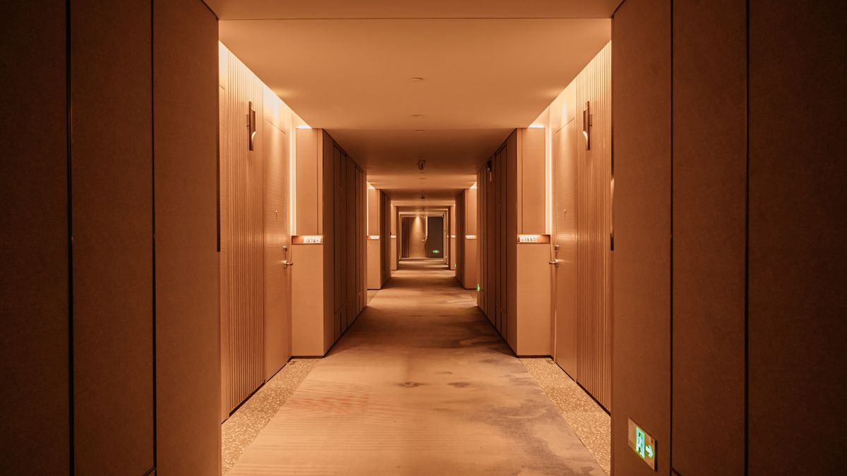 Hotellkorridor med romdoerer