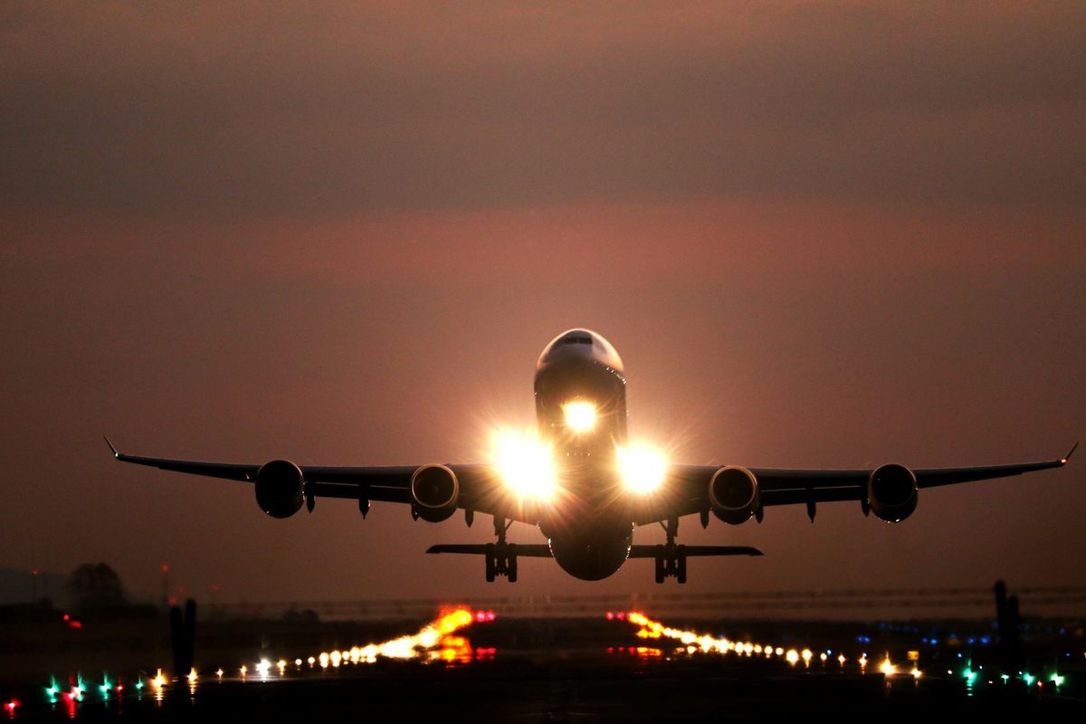 Fly i lufta ved solnedgang
